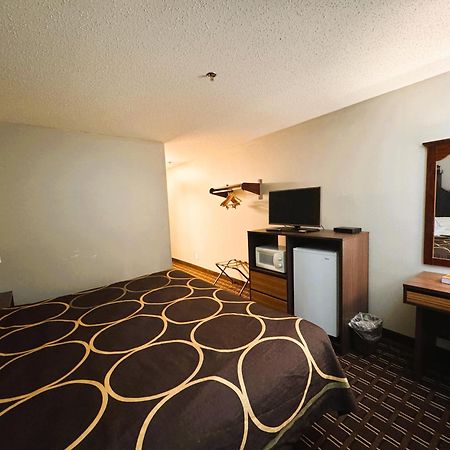 Super 8 By Wyndham Reedsburg Hotel Exterior photo