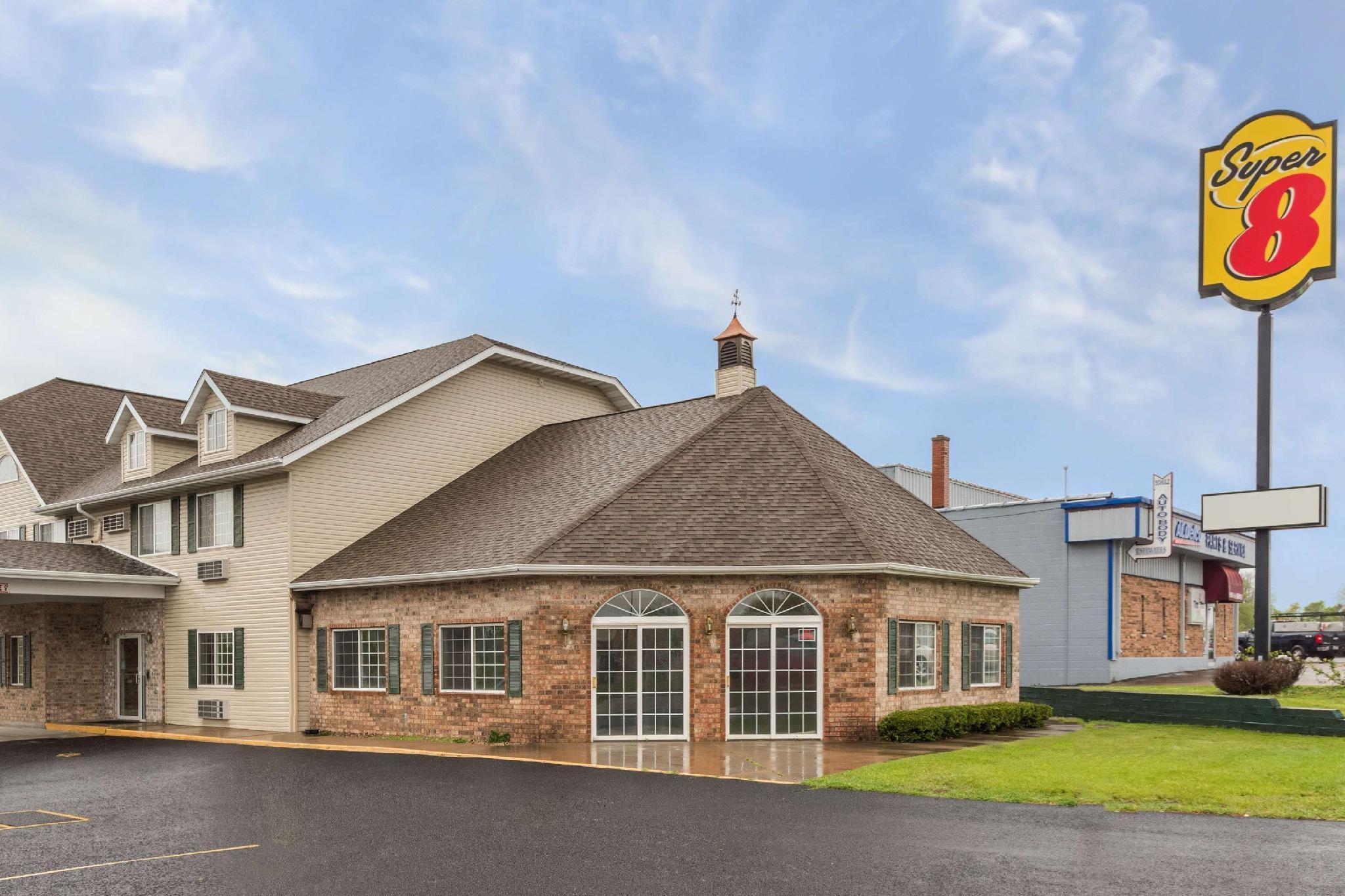 Super 8 By Wyndham Reedsburg Hotel Exterior photo