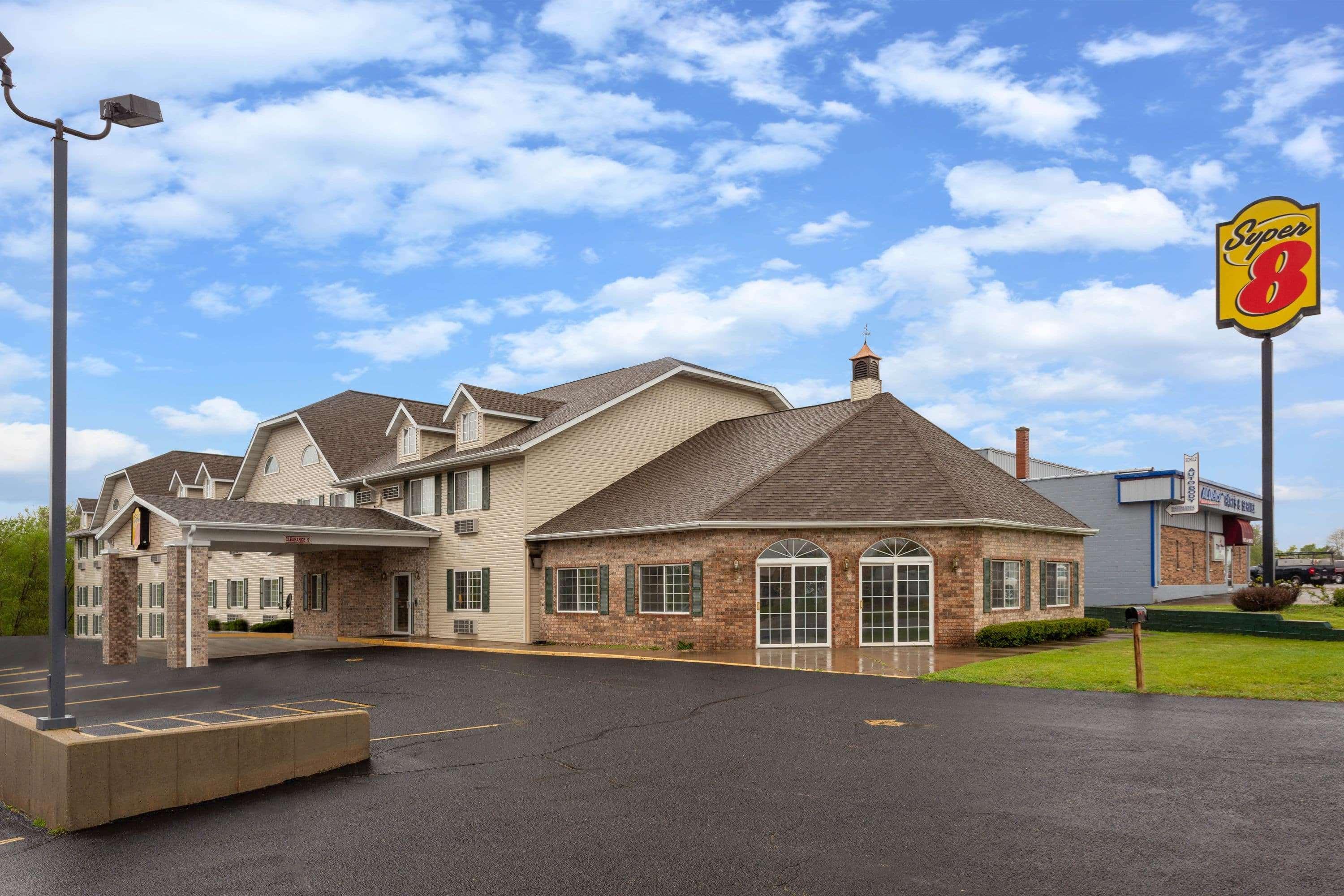 Super 8 By Wyndham Reedsburg Hotel Exterior photo