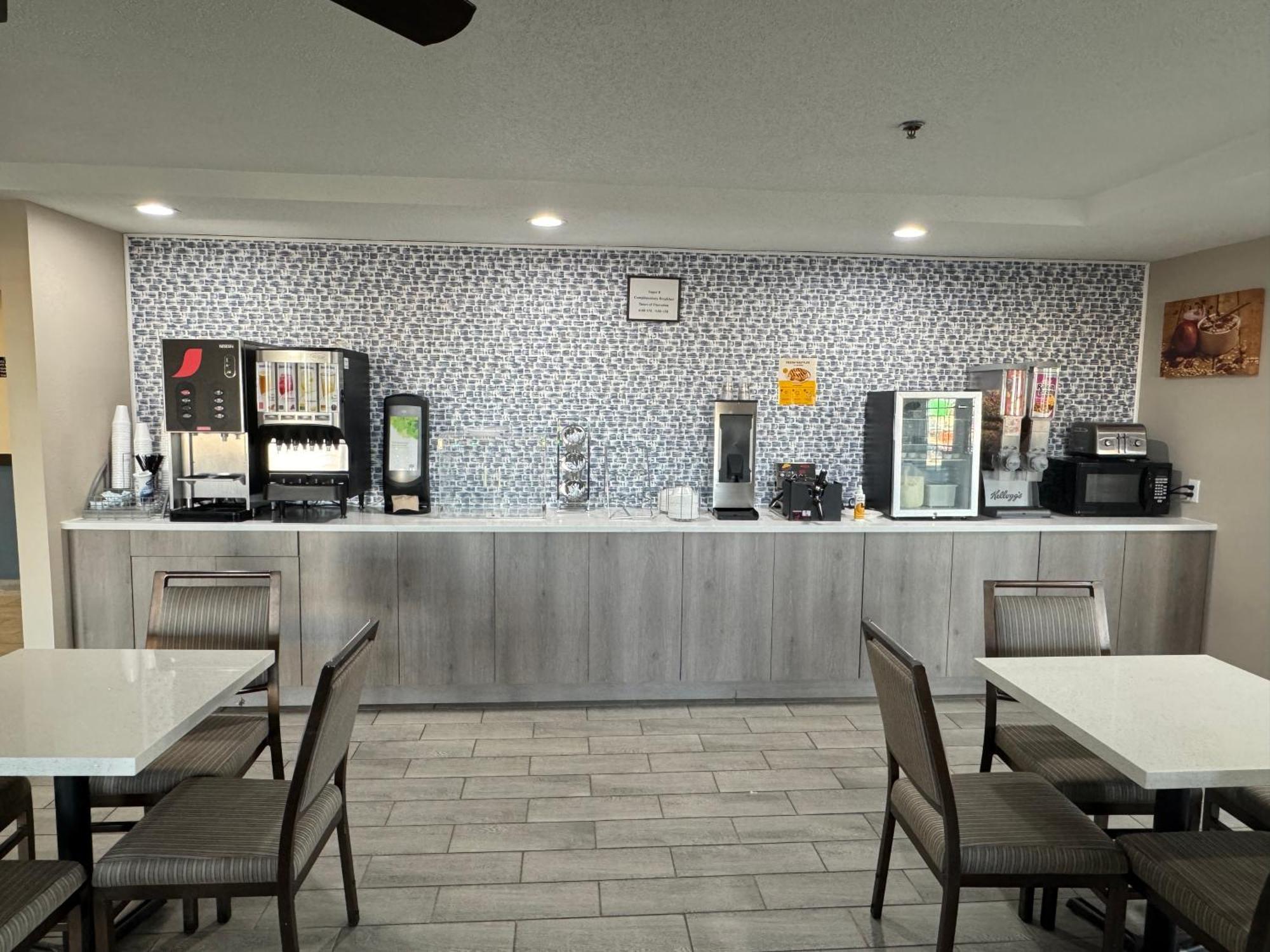 Super 8 By Wyndham Reedsburg Hotel Exterior photo