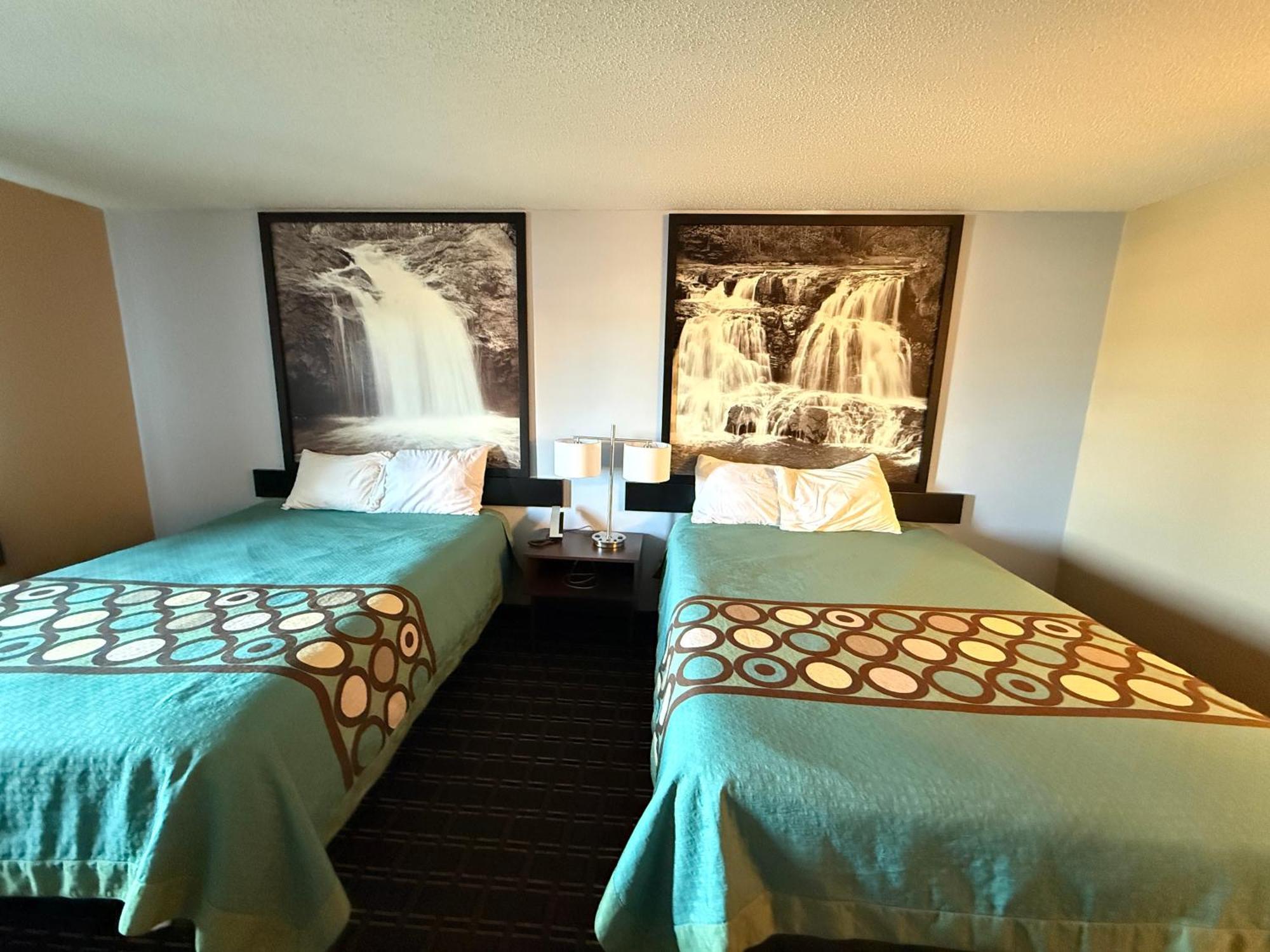 Super 8 By Wyndham Reedsburg Hotel Exterior photo