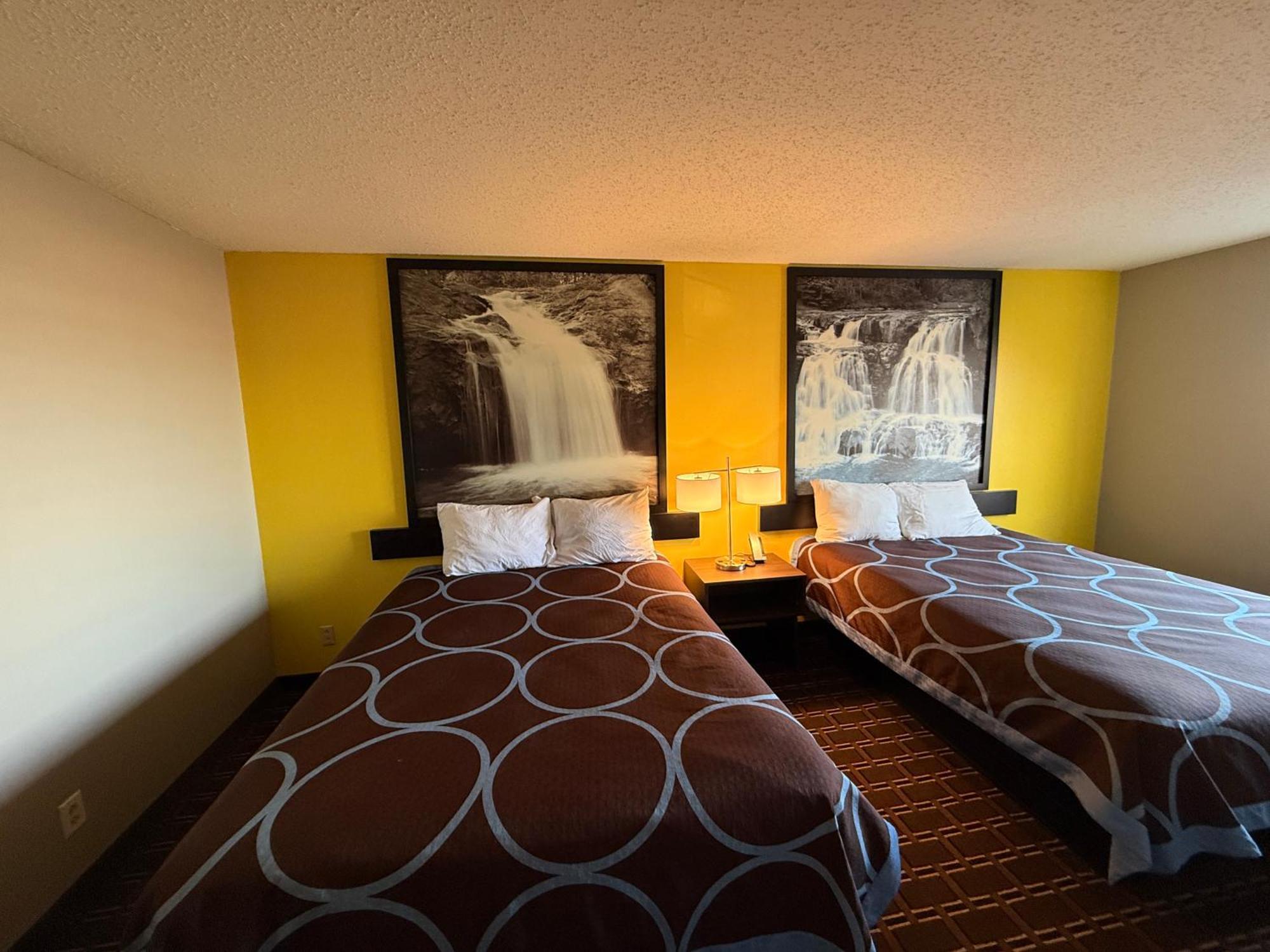 Super 8 By Wyndham Reedsburg Hotel Exterior photo